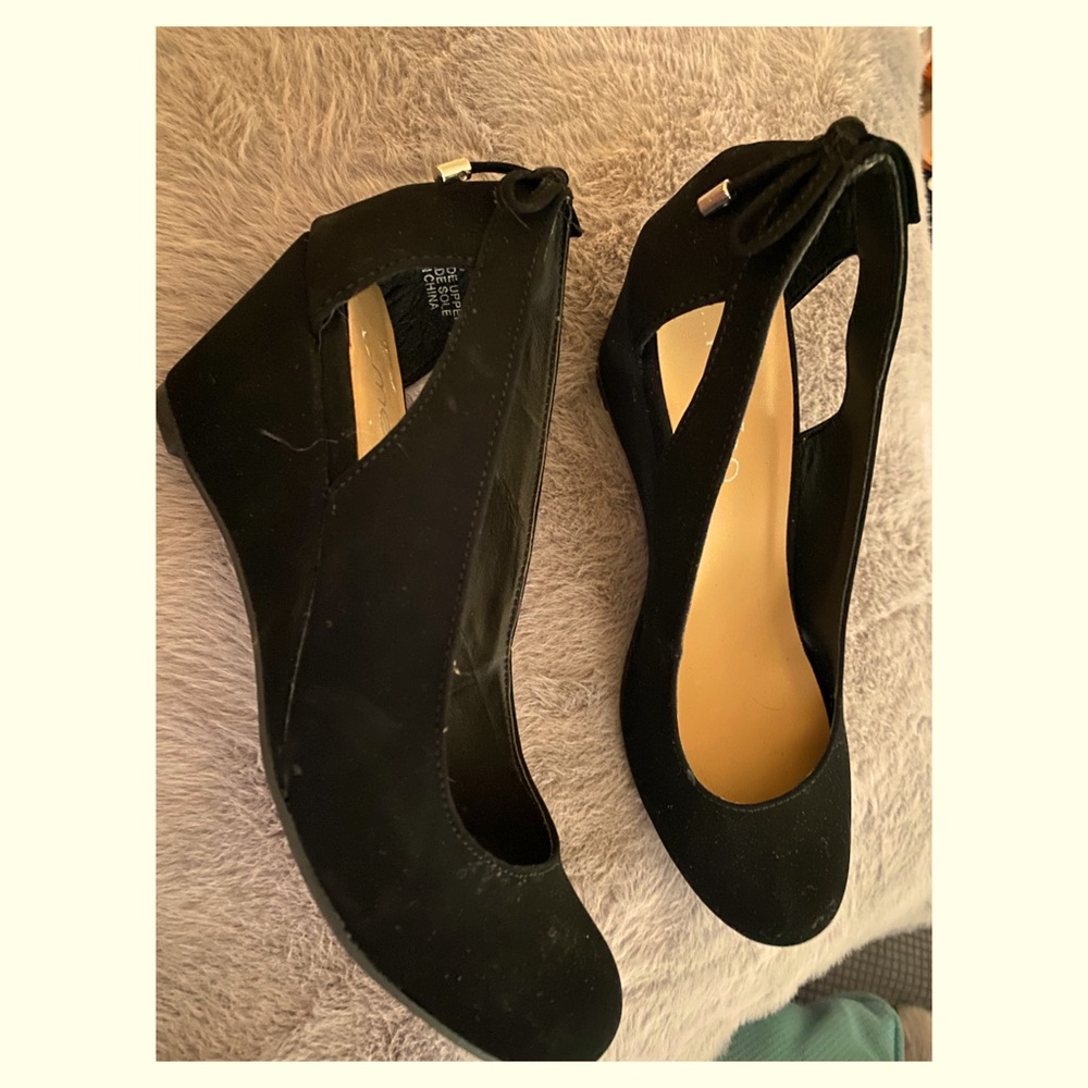 Me Too Black Wedges